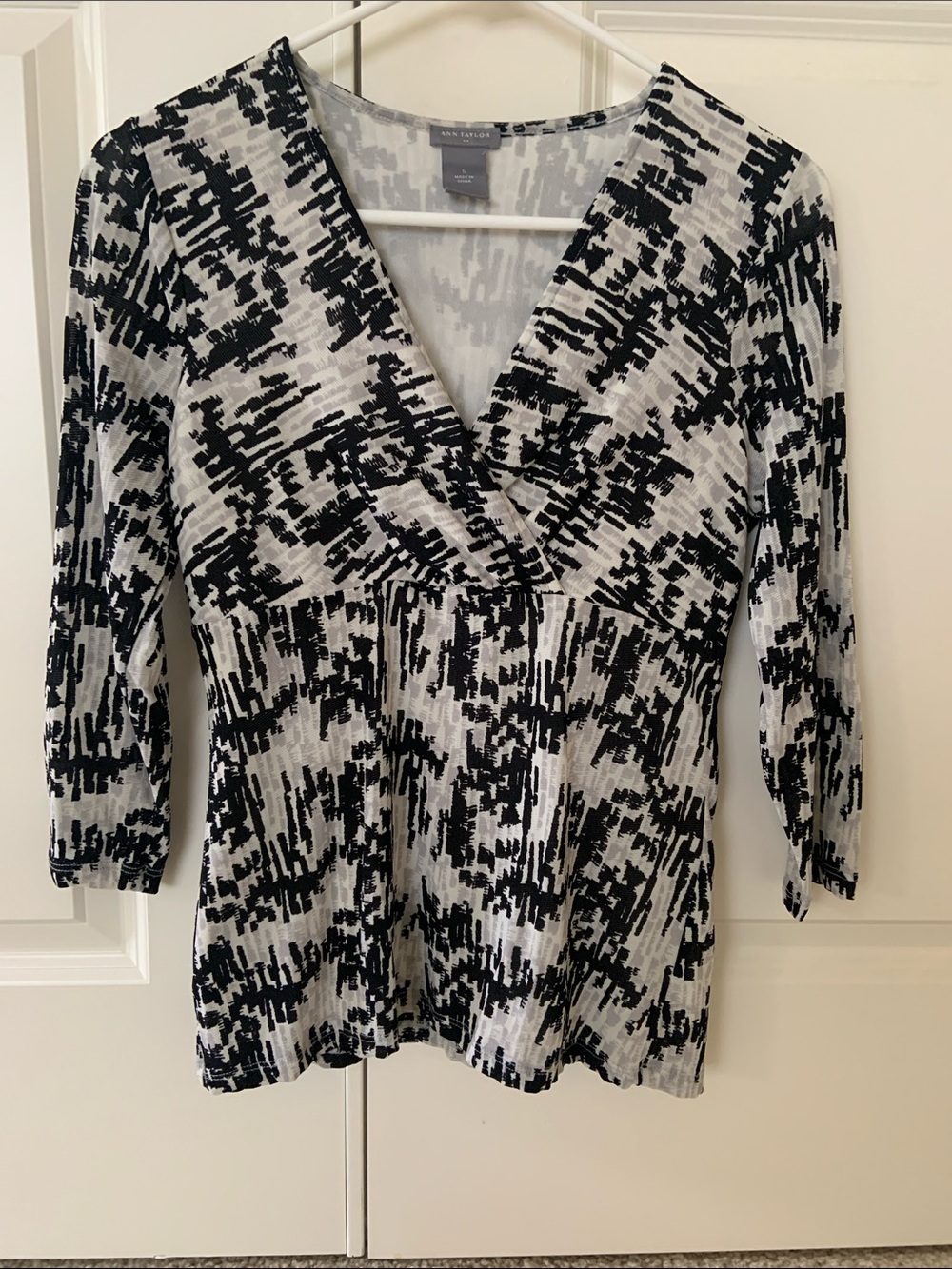 Ann Taylor Black & White Abstract V-Neck blouse